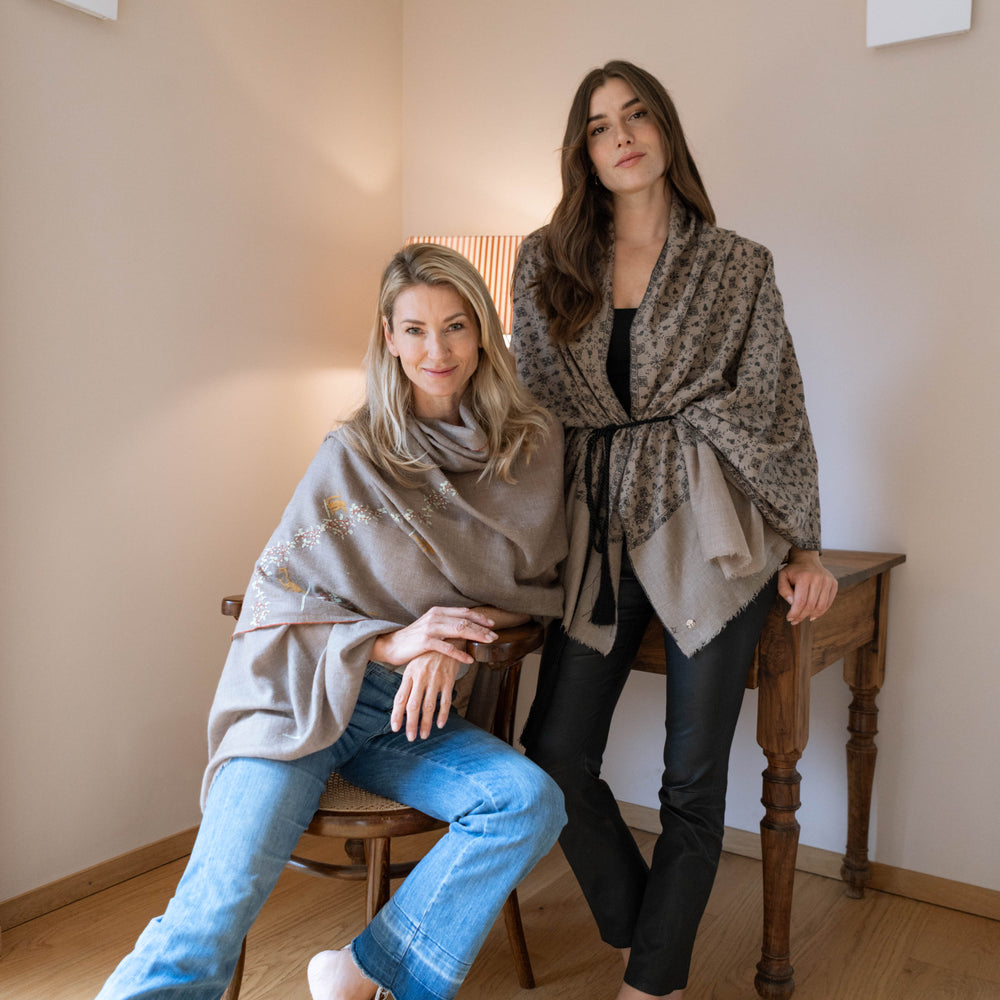 
                      
                        Model Lifestyle-Aufnahme des beigen Pashmina Schals „The Adorned – Musky Tales“ mit schwarzer Handstickerei; und  „The Adorned – Monkey Circus“ mit Affen Stickerei. Ausdruck von Wärme, Kunsthandwerk und Stilbewusstsein.
                      
                    