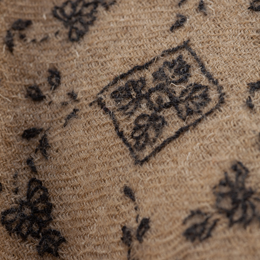 
                      
                        Detailaufnahme der schwarzen Ornamentstickerei auf dem Pashmina Schal „The Adorned – Musky Tales“; kunstvolle Handarbeit aus reiner Kaschmirwolle
                      
                    