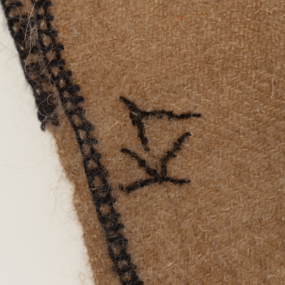 
                      
                        Detailaufnahme der schwarzen Ornamentstickerei auf dem Pashmina Schal „The Adorned – Musky Tales“; kunstvolle Handarbeit aus reiner Kaschmirwolle
                      
                    