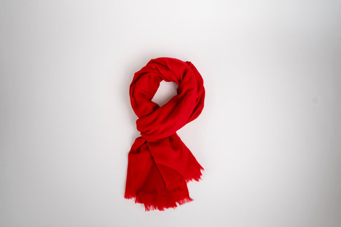 Kaschmir Pashmina Schal „The Beloved – Cherry Red“ in kräftigem Kirschrot; weich, elegant und handgefertigt von Mārīci.