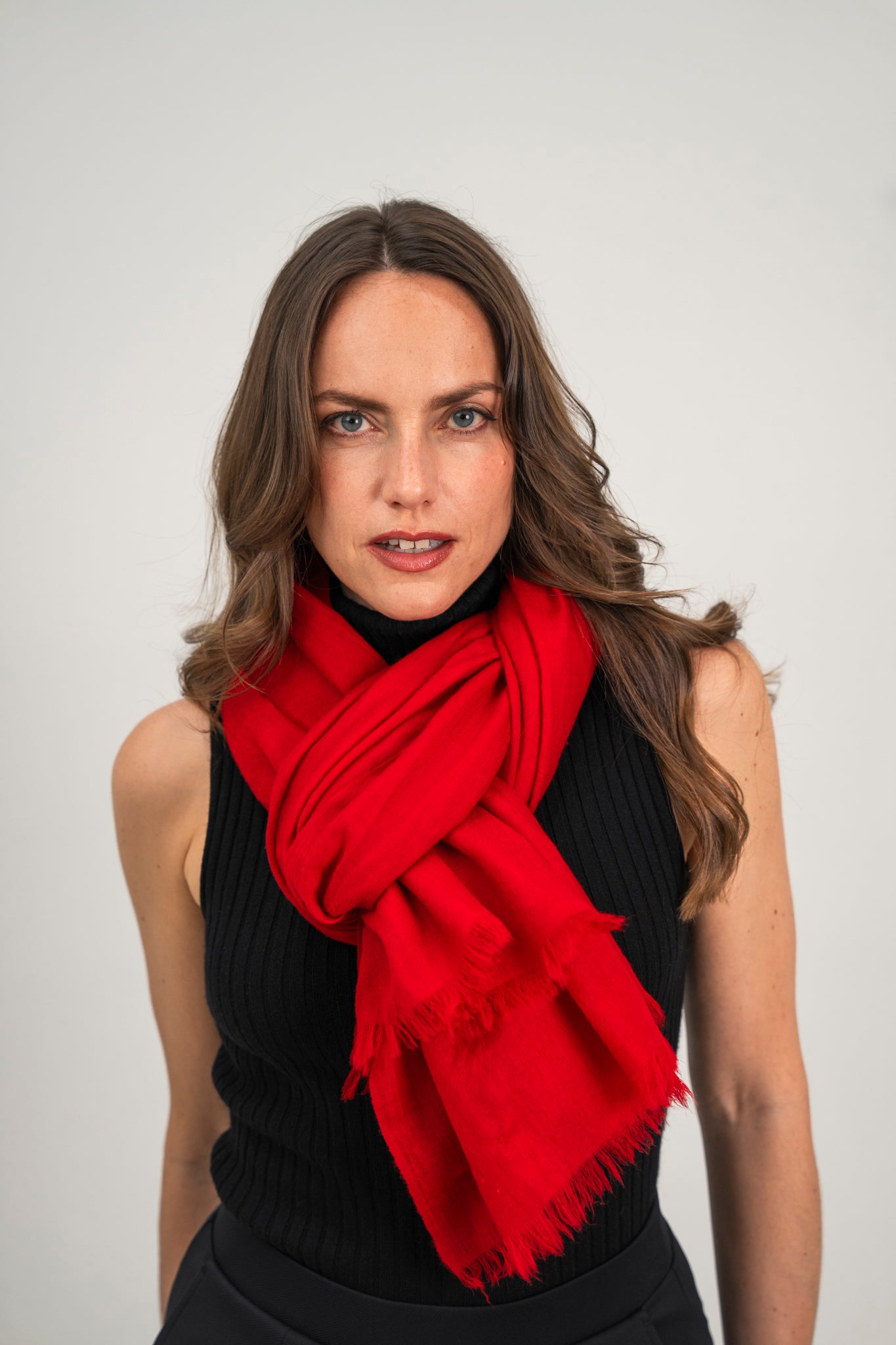 Model trägt den Kaschmir Pashmina Schal „The Beloved – Cherry Red“ in intensivem Kirschrot; klassisch und stilvoll.
