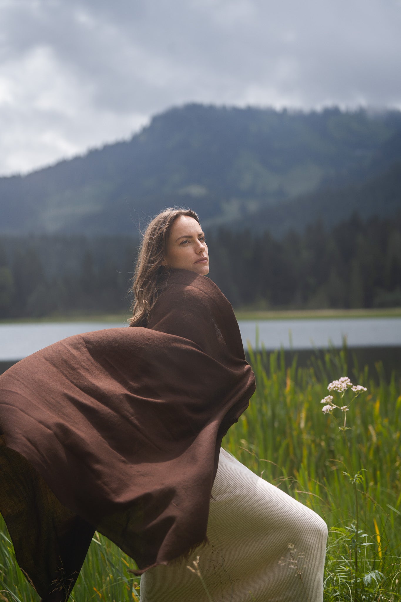 Kaschmir Pashmina Schal „The Beloved – Chestnut“ in warmem Kastanienbraun; weich, elegant und handgefertigt von Mārīci.