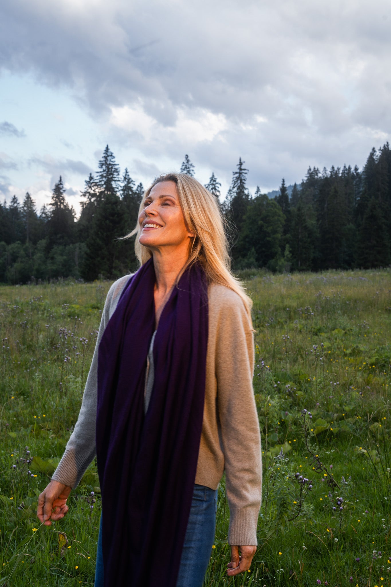 Model trägt den Kaschmir Pashmina Schal „The Beloved – Deep Purple“ in edlem Tiefviolett; klassisch und stilvoll.