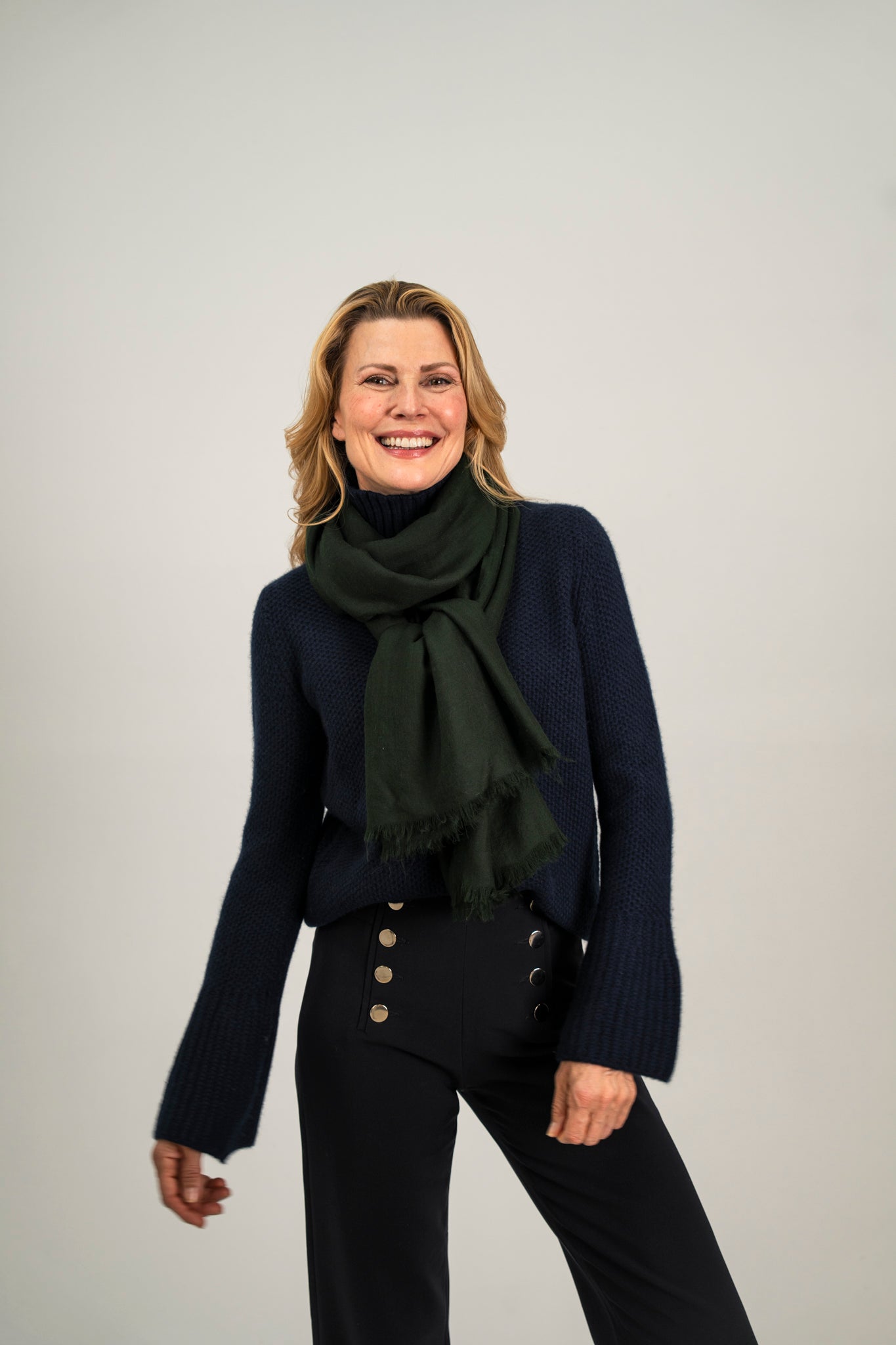 Model trägt den Kaschmir Pashmina Schal „The Beloved – Hunter Green“ in sattem Huntergrün; klassisch und stilvoll.