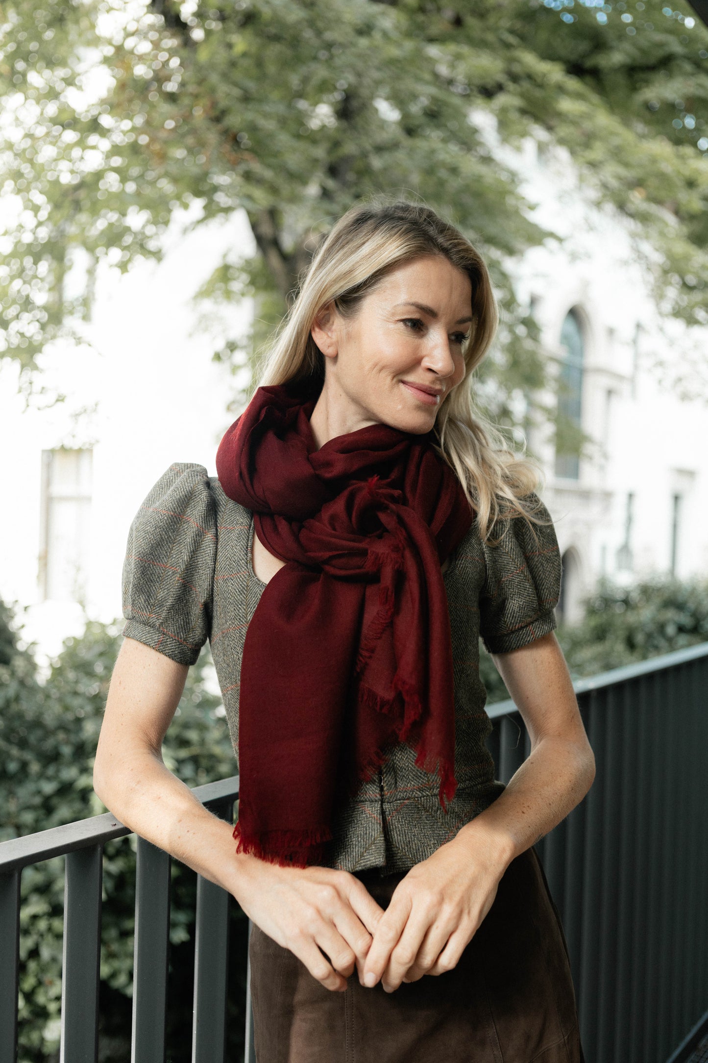 Model trägt den Kaschmir Pashmina Schal „The Beloved – Rosewood Red“ in edlem Rosewood-Rot; klassisch und stilvoll.