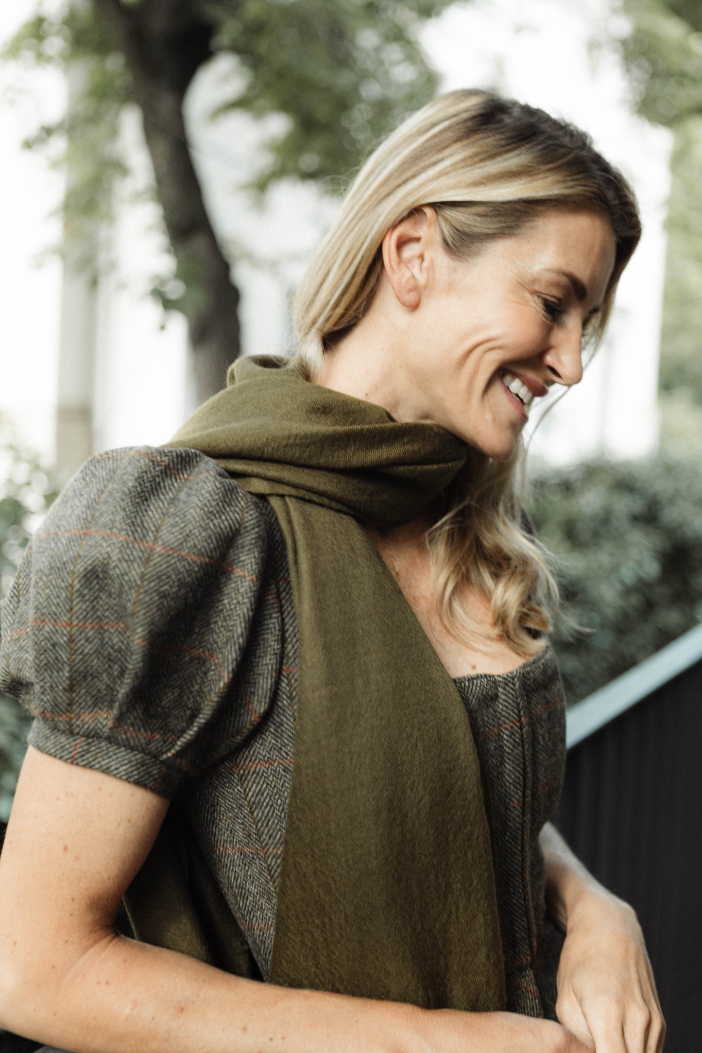 Model trägt den Kaschmir Pashmina Schal „The Breeze – Alluring Olive“ in edlem Olivgrün; leicht, fließend und zeitlos.