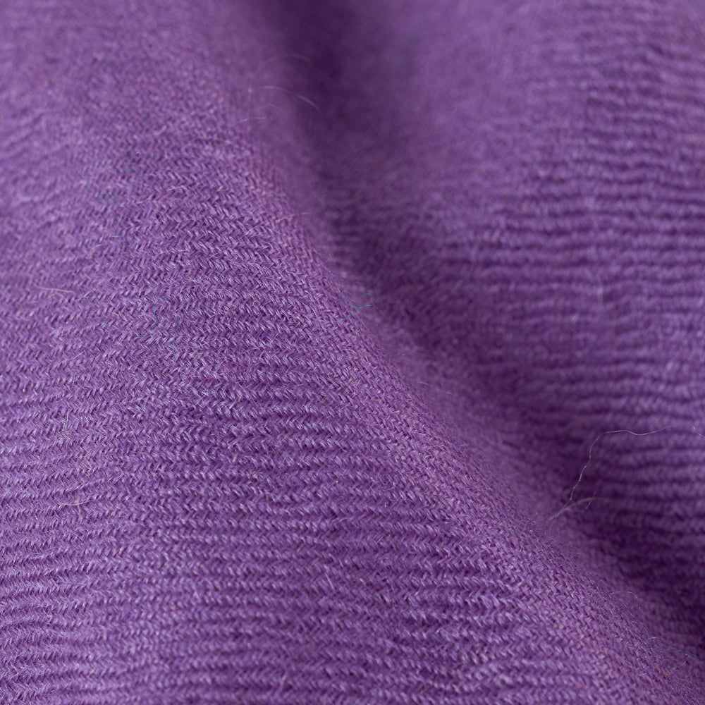 
                      
                        Farbdetail des Pashmina Schals „The Breeze – Autumn Amethyst“ in kräftigem Amethyst-Lila; feine, weiche Gewebestruktur.
                      
                    