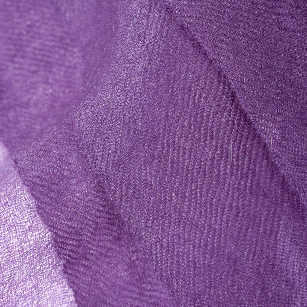 
                      
                        Farbdetail des Pashmina Schals „The Breeze – Autumn Amethyst“ in kräftigem Amethyst-Lila; feine, weiche Gewebestruktur.
                      
                    