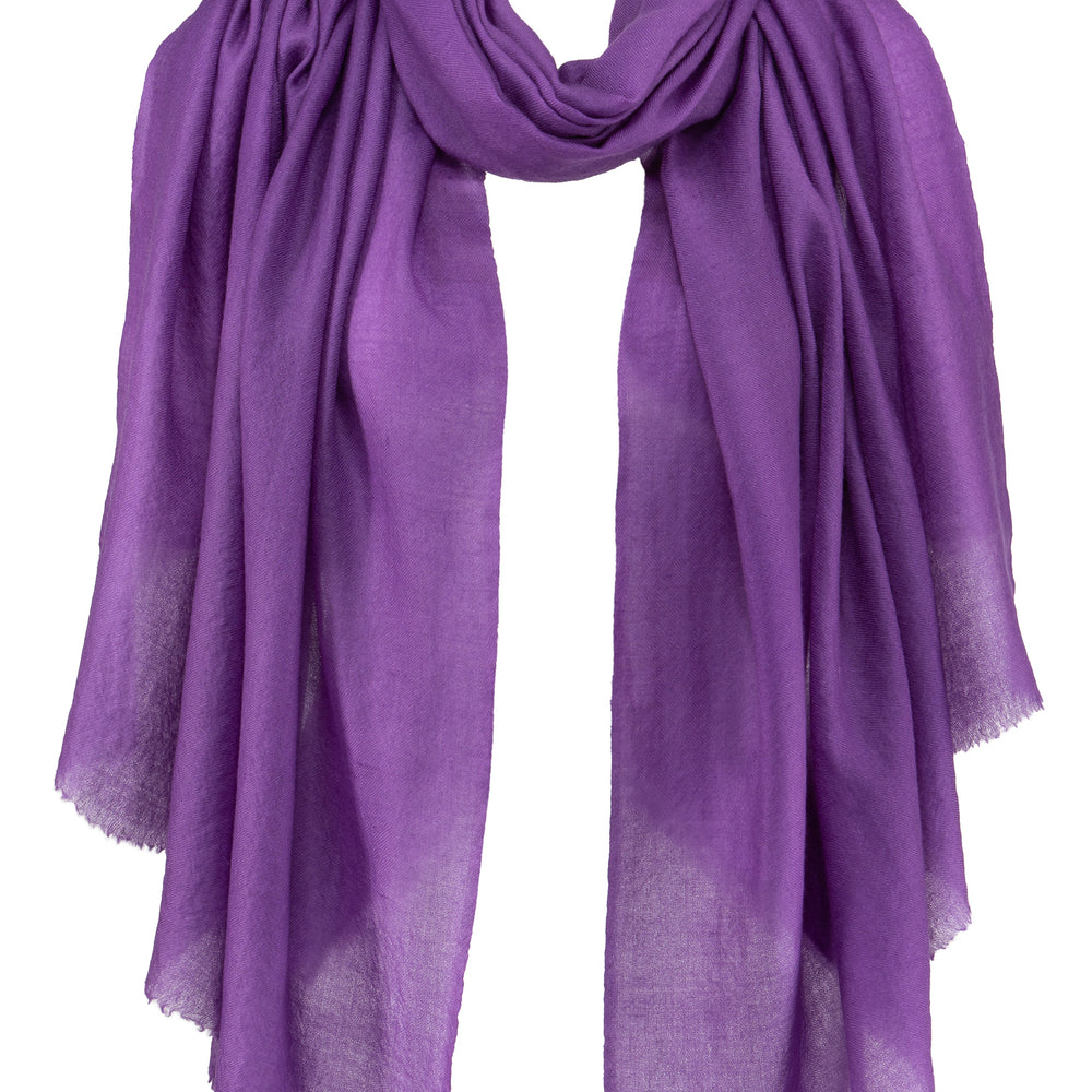 Pashmina Kaschmir Schal „The Breeze – Autumn Amethyst“ in kräftigem Amethyst-Lila; ultraleicht, weich und handgefertigt von Mārīci