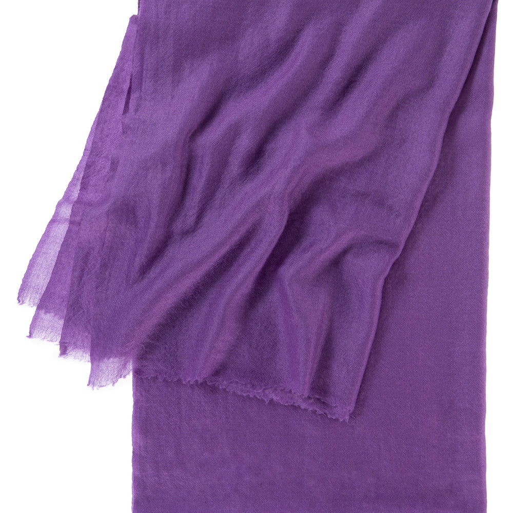 
                      
                        Pashmina Schal „The Breeze – Autumn Amethyst“ flach ausgelegt in intensivem Amethyst-Lila; leichter Kaschmir und elegante Verarbeitung.
                      
                    
