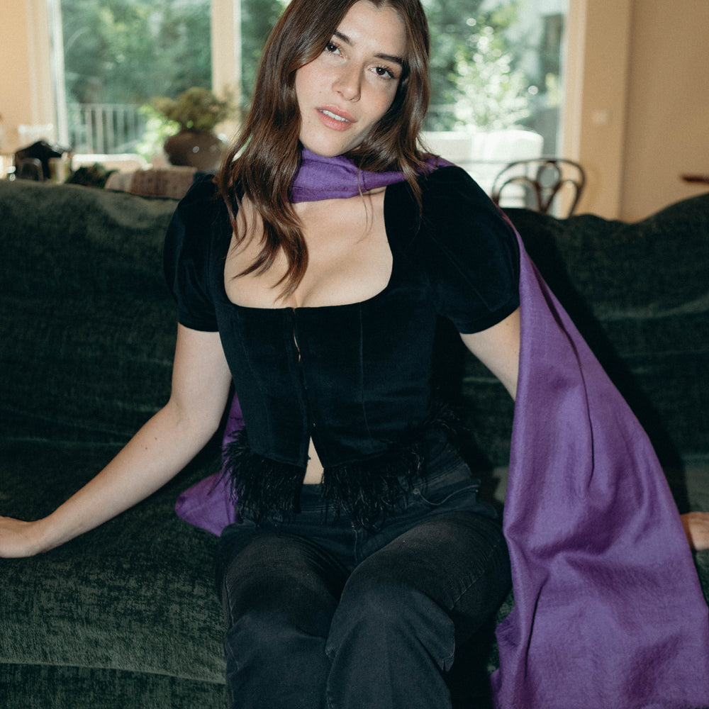 
                      
                        Lifestyle-Aufnahme des Pashmina Schals „The Breeze – Autumn Amethyst“ in kräftigem Amethyst-Lila; elegantes, leichtes Accessoire von Mārīci.
                      
                    