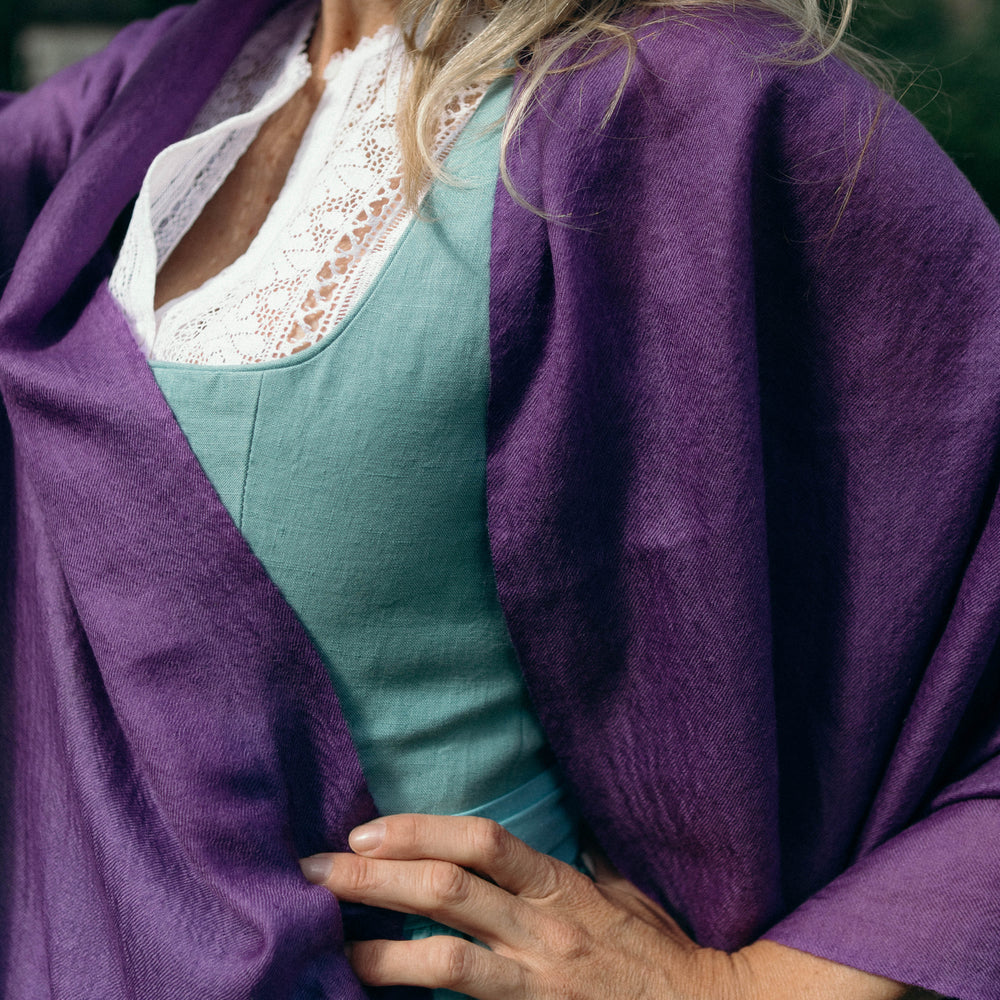 
                      
                        Model trägt den Pashmina Kaschmir Schal „The Breeze – Autumn Amethyst“ in intensivem Amethyst-Lila; luftig, leicht und elegant
                      
                    