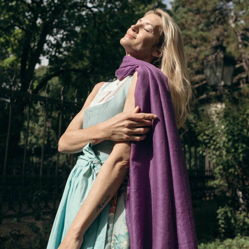 
                      
                        Model trägt den Pashmina Kaschmir Schal „The Breeze – Autumn Amethyst“ in intensivem Amethyst-Lila; luftig, leicht und elegant
                      
                    