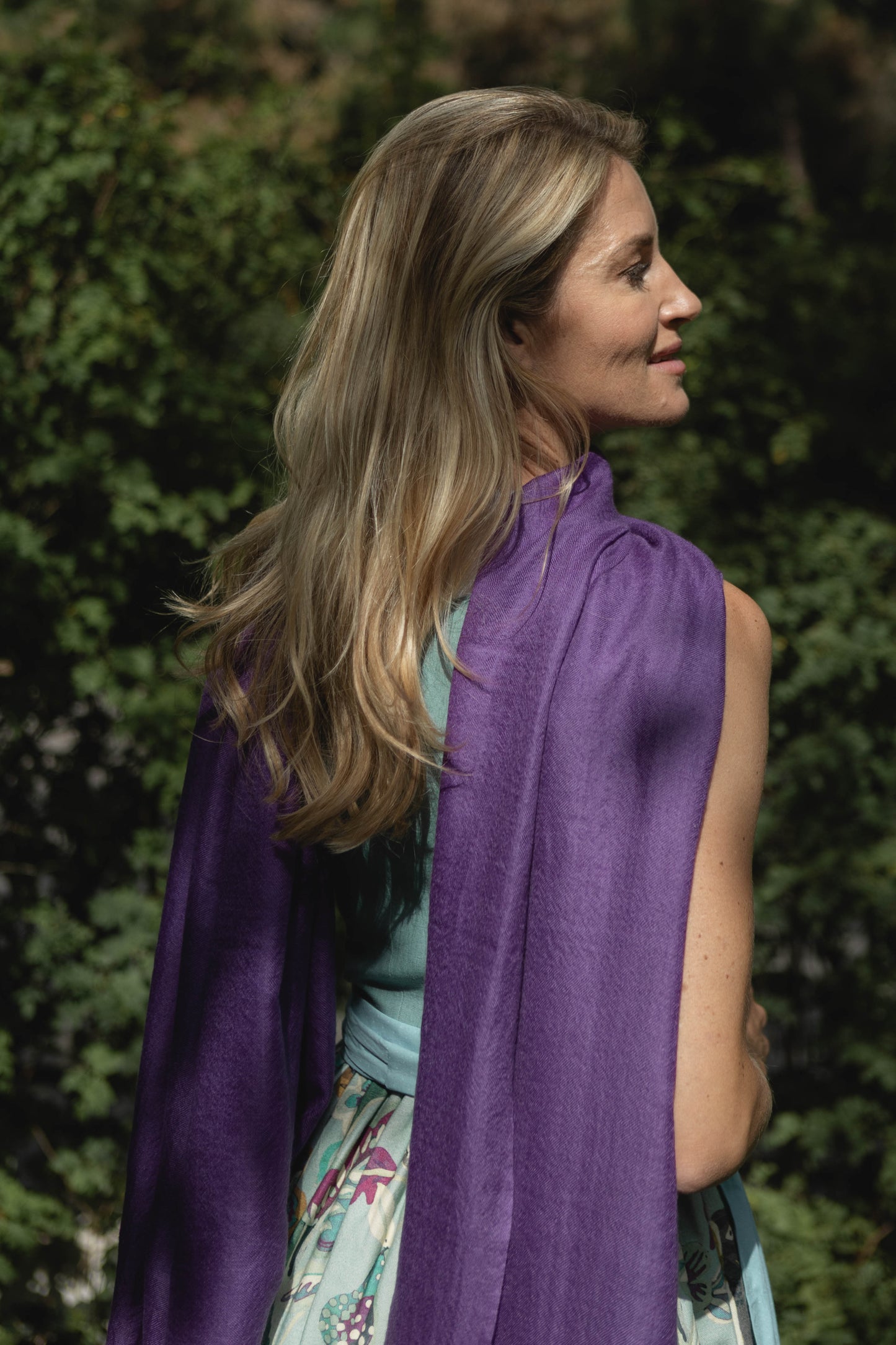 Model trägt den Pashmina Kaschmir Schal „The Breeze – Autumn Amethyst“ in intensivem Amethyst-Lila; luftig, leicht und elegant