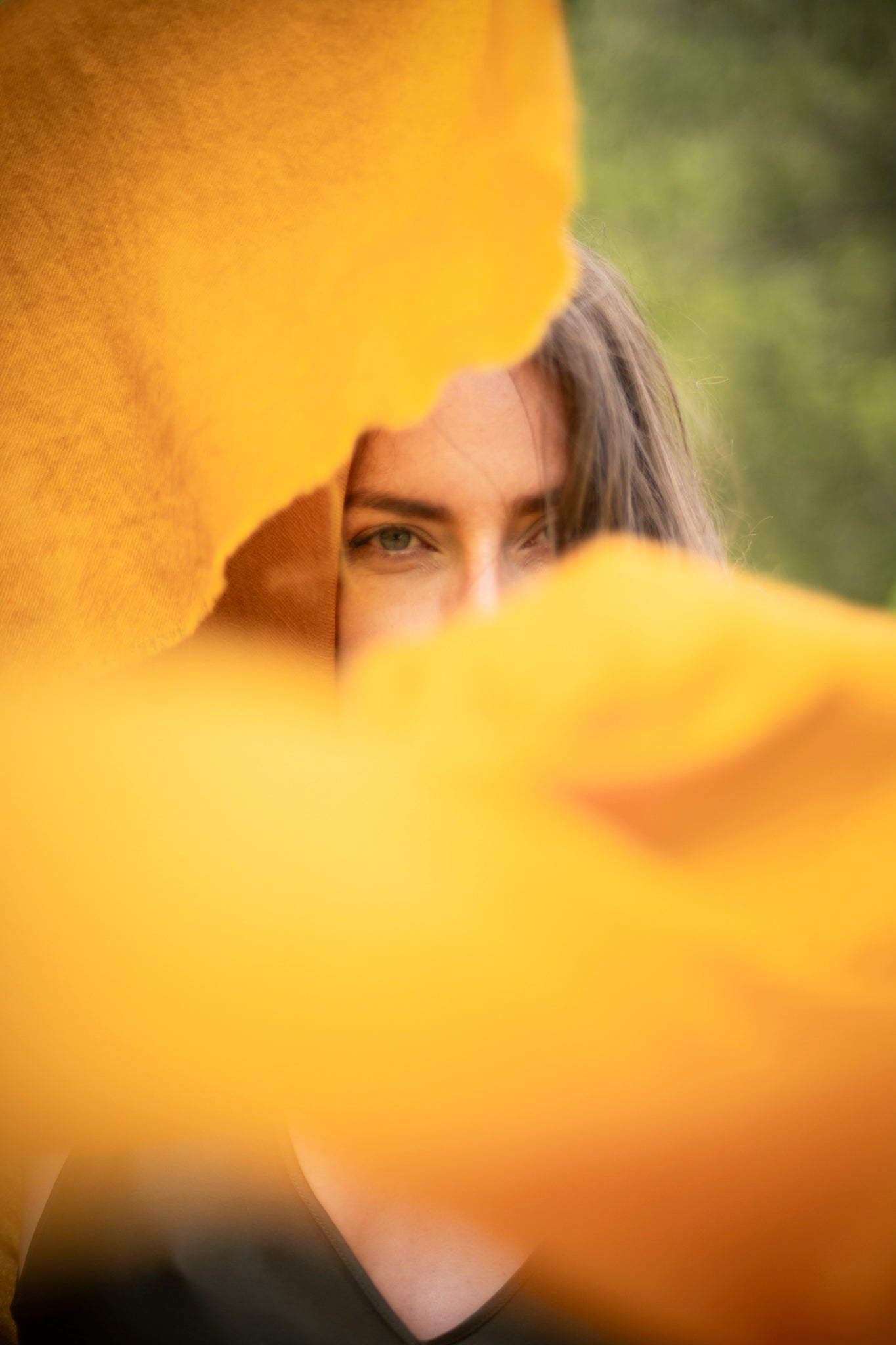 Lifestyle-Aufnahme des Pashmina Schals „The Breeze – Autumn Marigold“ in warmem Marigold-Gelb; elegantes, leichtes Accessoire von Mārīci.