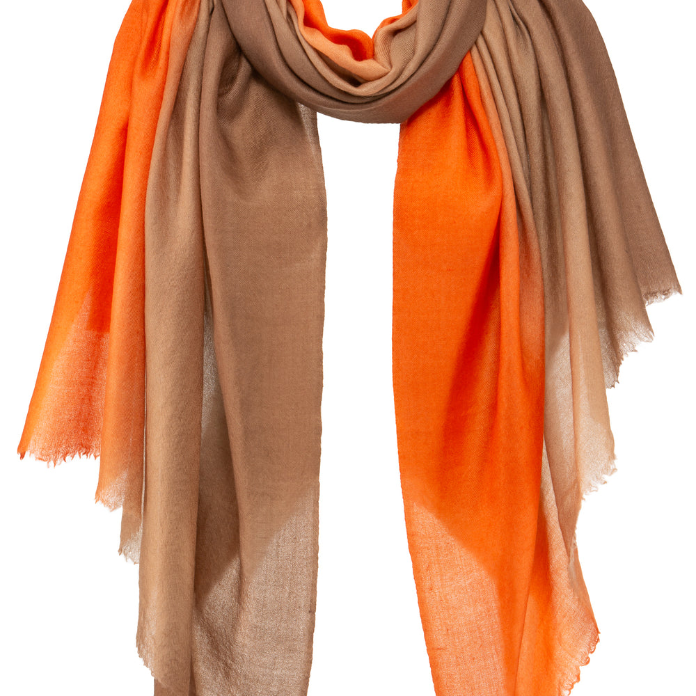 
                      
                        Pashmina Kaschmir Schal „The Breeze – Autumn Ombré“ mit Farbverlauf in Beige und Orangetönen; leichter, handgefertigter Schal von Mārīci
                      
                    
