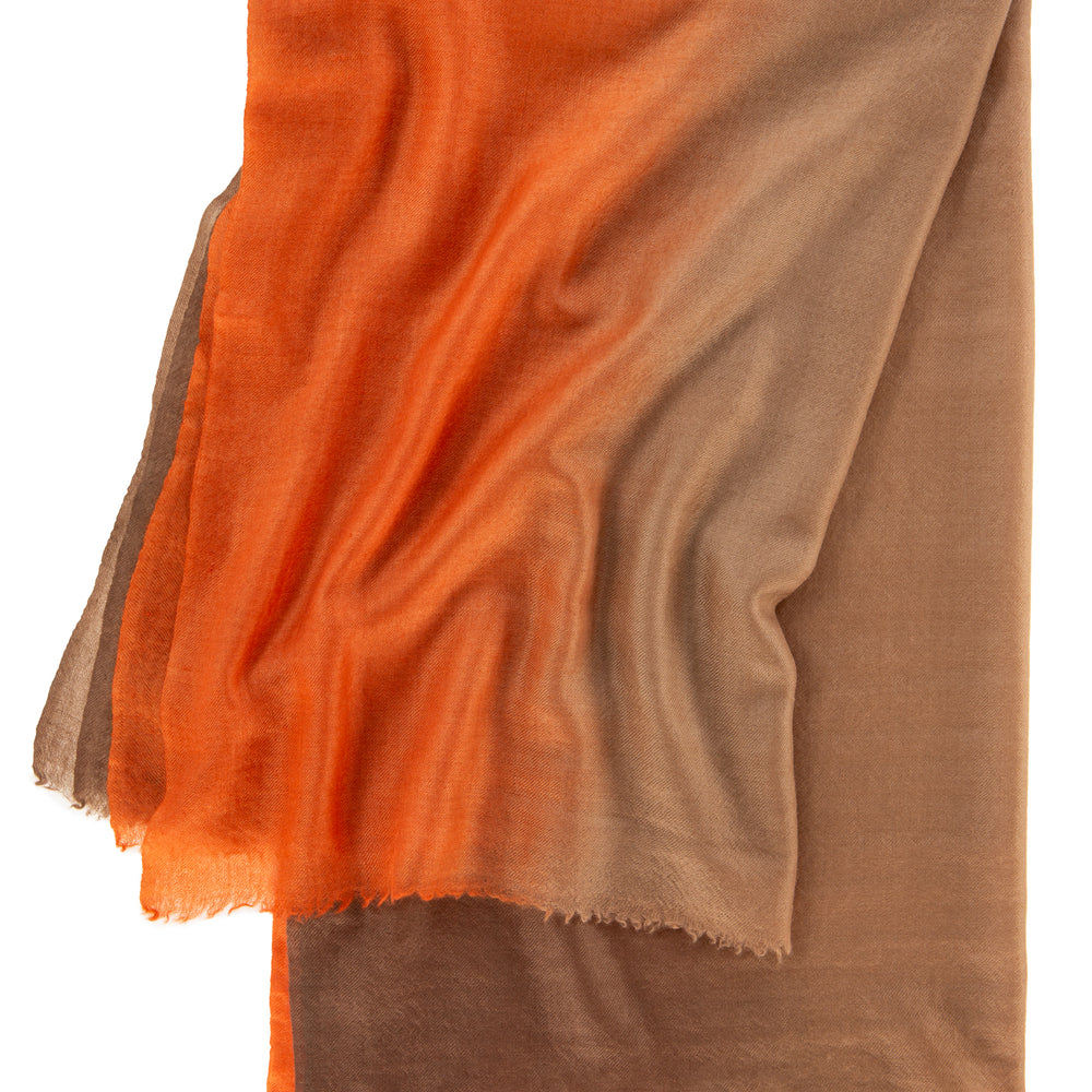 
                      
                        Pashmina Schal „The Breeze – Autumn Ombré“ flach ausgelegt mit dezentem Verlauf in Beige und Orangetönen; leichter Kaschmir für jede Jahreszeit.
                      
                    