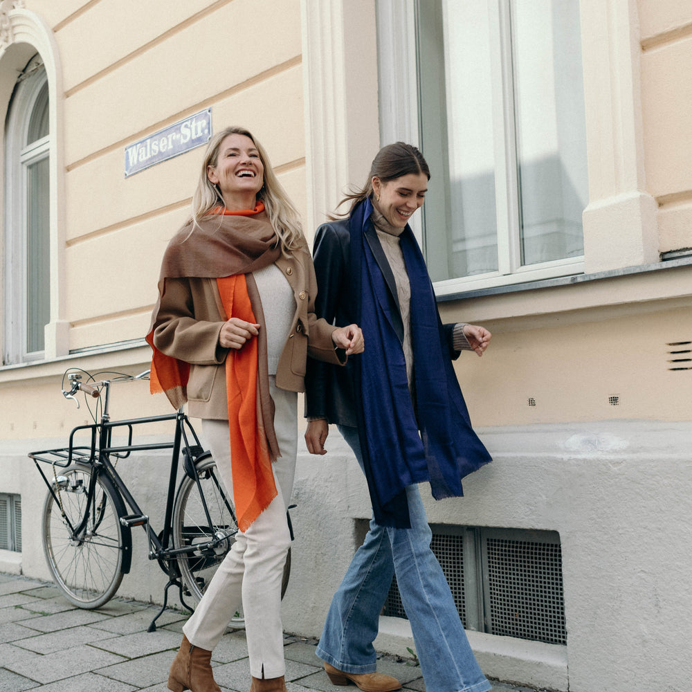 
                      
                        Lifestyle-Aufnahme des Pashmina Schals „The Breeze – Autumn Ombré“ mit herbstlichem Beige-Orange-Verlauf; elegantes, federleichtes Accessoire von Mārīci.
                      
                    