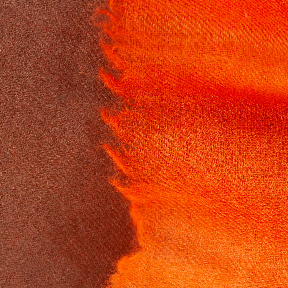 
                      
                        Detail des Ombré-Farbverlaufs in Beige und Orange beim Pashmina Schal „The Breeze – Autumn Ombré“; feine, luftige Gewebestruktur.
                      
                    