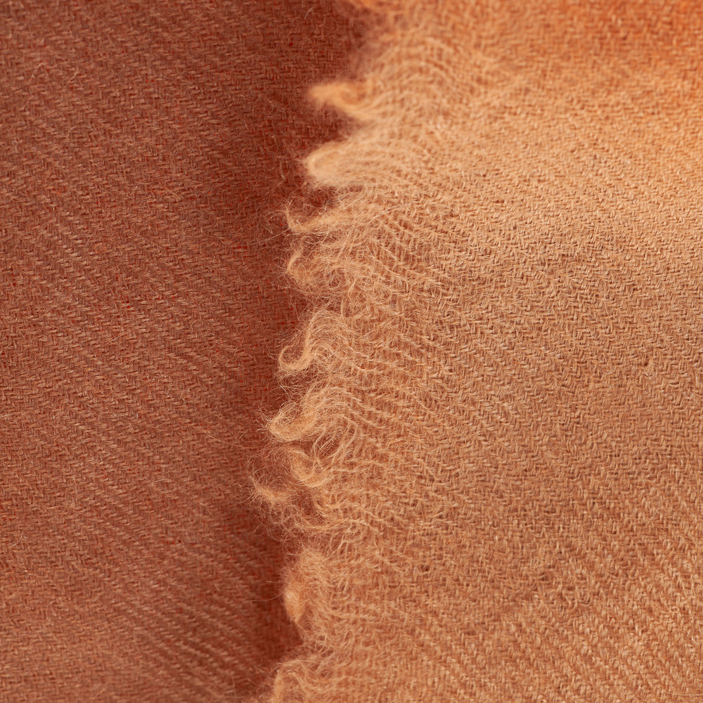 
                      
                        Detail des Ombré-Farbverlaufs in Beige und Orange beim Pashmina Schal „The Breeze – Autumn Ombré“; feine, luftige Gewebestruktur.
                      
                    