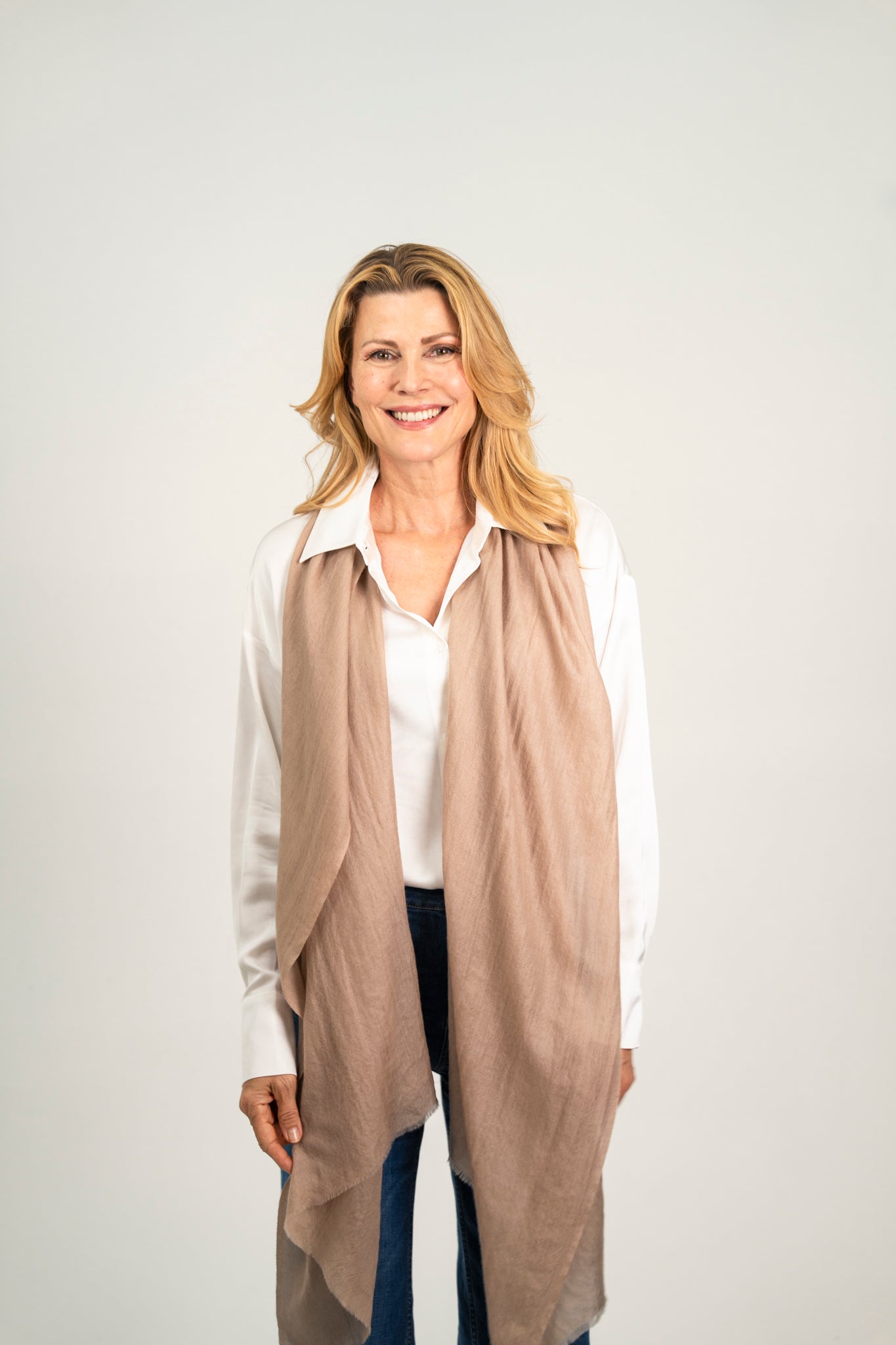Model trägt den Kaschmir Pashmina Schal „The Breeze – Champagne Beige“ in edlem Champagner-Beige; leicht, fließend und elegant.