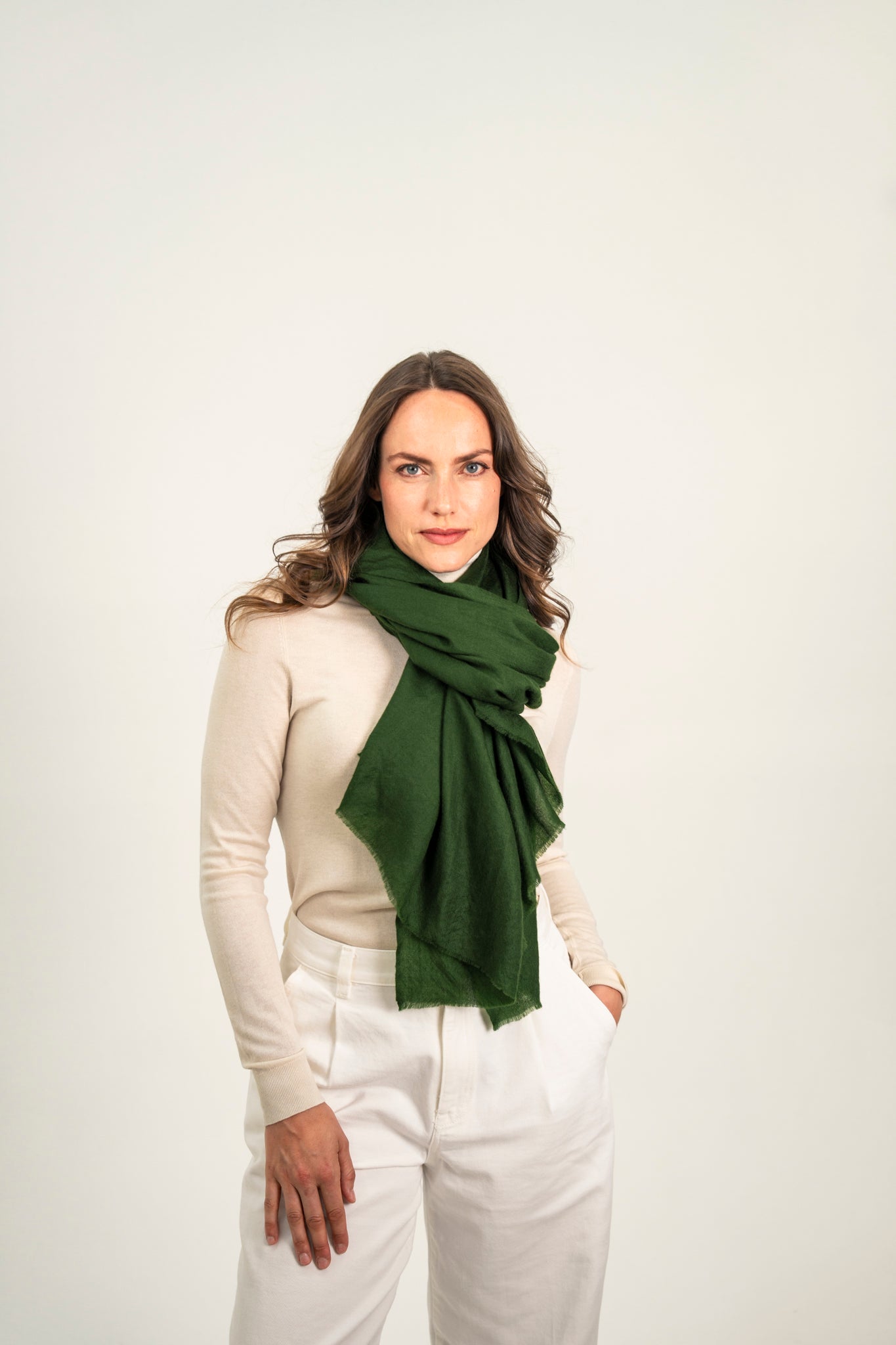 Pashmina Kaschmir Schal „The Breeze – Forest Green“ in tiefem Waldgrün; ultraleicht, weich und handgefertigt von Mārīci.