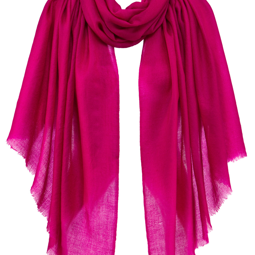 Pashmina Kaschmir Schal „The Breeze – Luminous Wildberry“ in leuchtendem Beeren-Pink; ultraleicht, weich und handgefertigt von Mārīci.