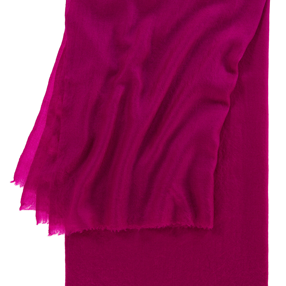 
                      
                        Pashmina Schal „The Breeze – Luminous Wildberry“ flach ausgelegt in leuchtendem Beeren-Pink; ultraleichter Kaschmir und elegante Verarbeitung.
                      
                    