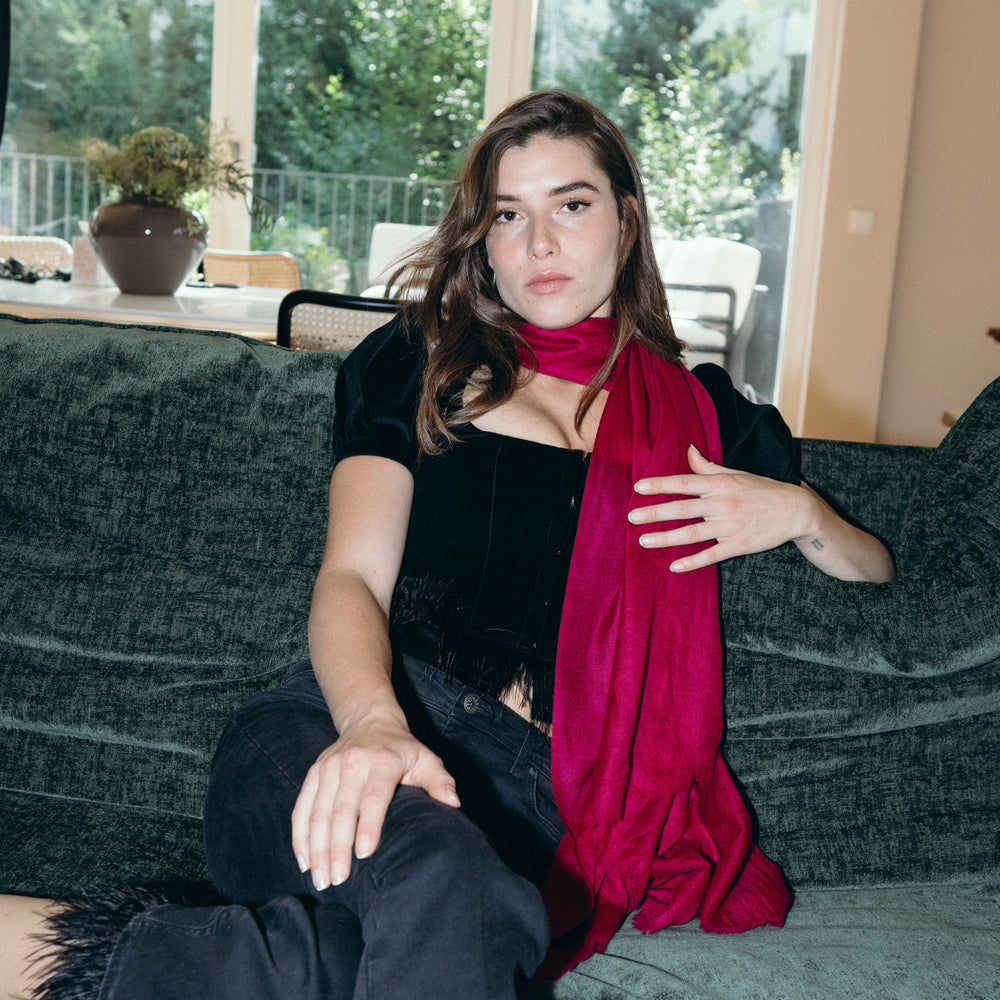 
                      
                        Model trägt den Pashmina Kaschmir Schal „The Breeze – Luminous Wildberry“ in strahlendem Beeren-Pink; zart, leicht und elegant.
                      
                    