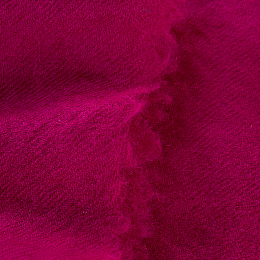 
                      
                        Model trägt den Pashmina Kaschmir Schal „The Breeze – Luminous Wildberry“ in strahlendem Beeren-Pink; zart, leicht und elegant.
                      
                    