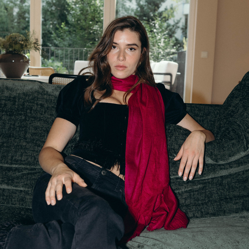Model trägt den Pashmina Kaschmir Schal „The Breeze – Luminous Wildberry“ in strahlendem Beeren-Pink; zart, leicht und elegant