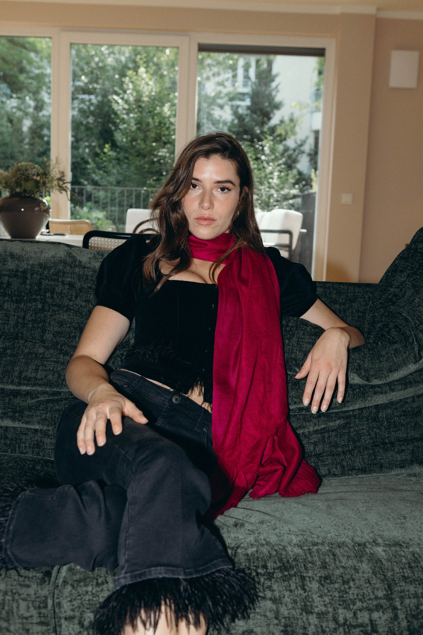 Model trägt den Pashmina Kaschmir Schal „The Breeze – Luminous Wildberry“ in strahlendem Beeren-Pink; zart, leicht und elegant