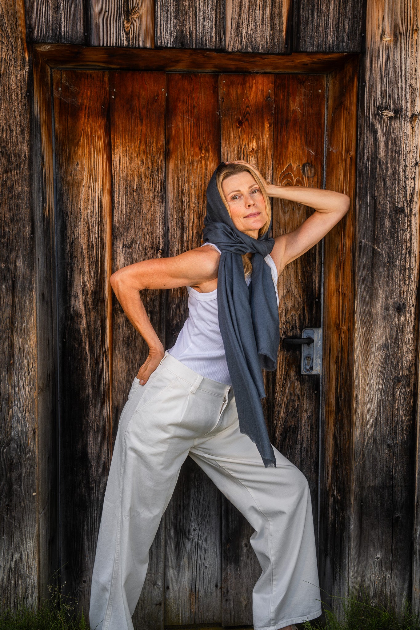 Model trägt den Kaschmir Pashmina Schal „The Breeze – Mineral Grey“ in modernem Grau; leicht, fließend und zeitlos.