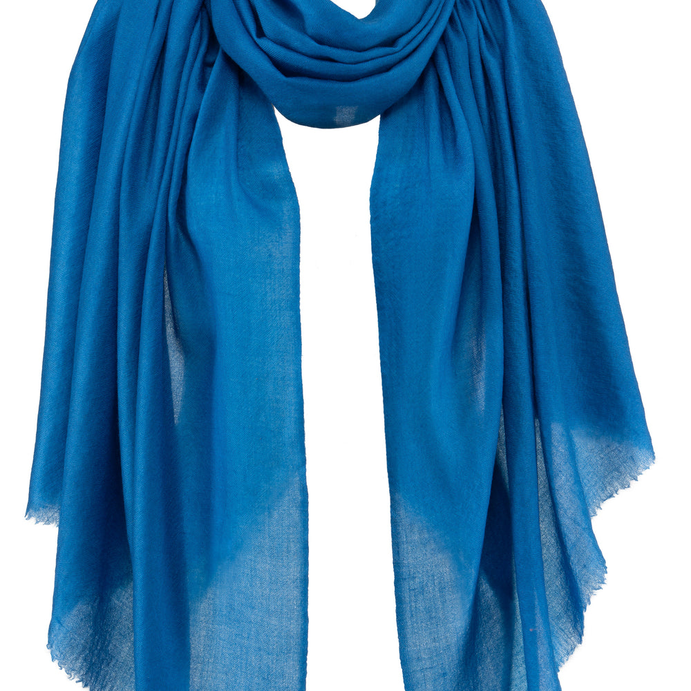 Pashmina Kaschmir Schal „The Breeze – Ocean Azure“ in strahlend gedecktem Azurblau; ultraleicht, handgefertigt und zart von Mārīci.