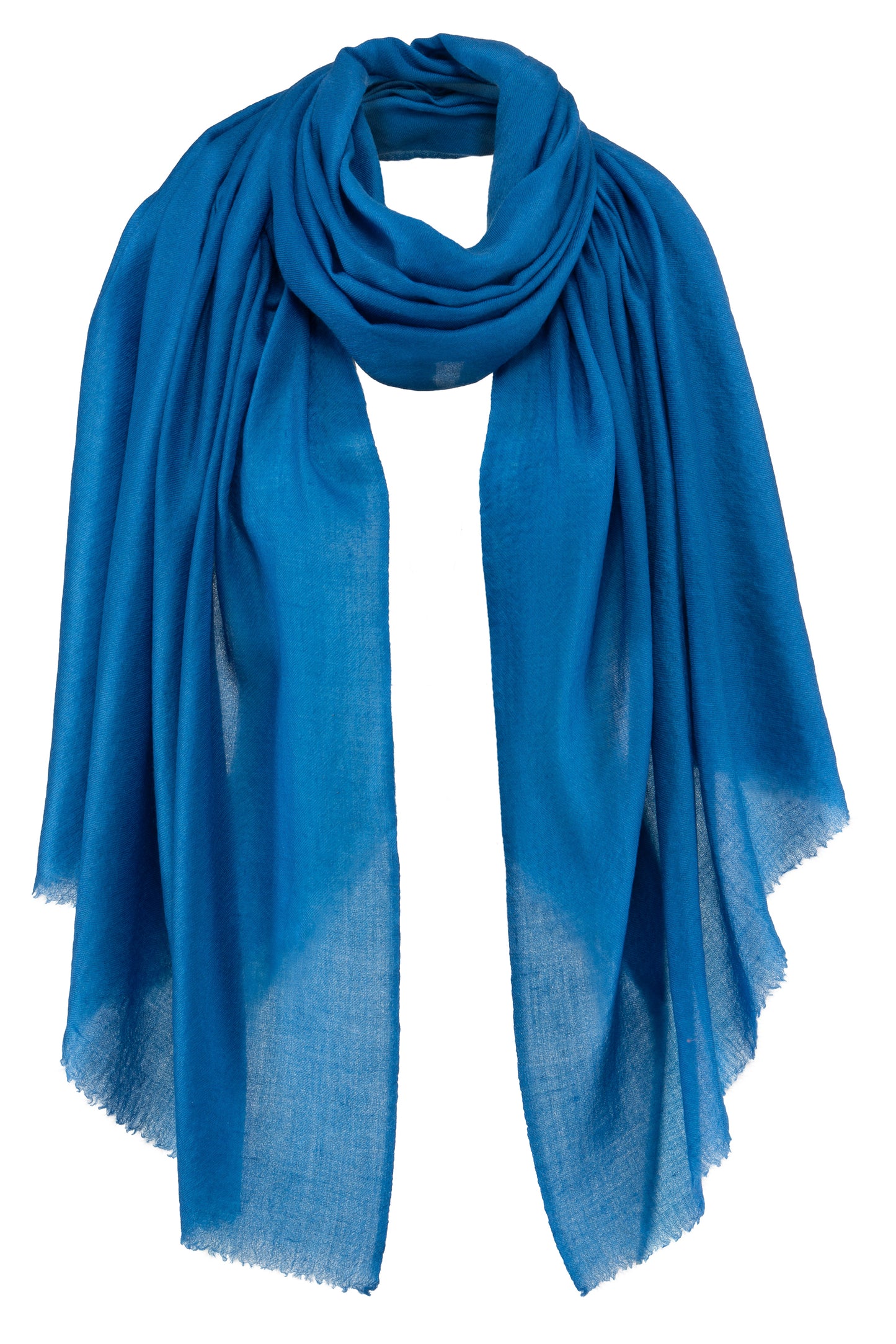 Pashmina Kaschmir Schal „The Breeze – Ocean Azure“ in strahlend gedecktem Azurblau; ultraleicht, handgefertigt und zart von Mārīci.