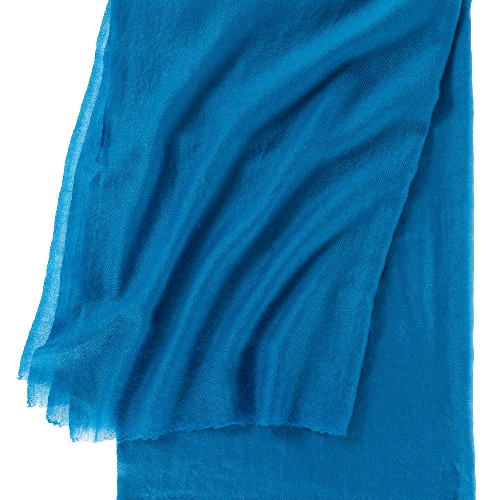 
                      
                        Pashmina Schal „The Breeze – Ocean Azure“ flach ausgelegt in Azurblau; ultraleichter Kaschmir und sanfte, zarte Textur.
                      
                    