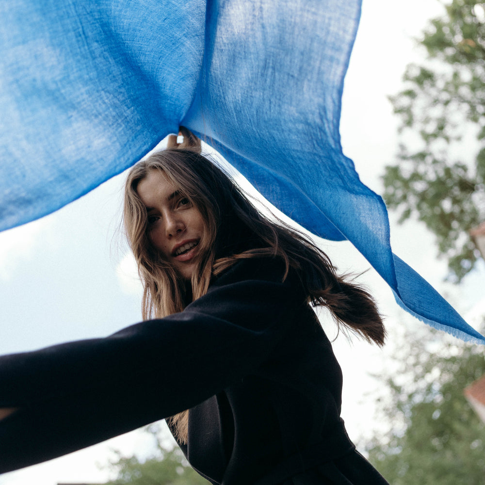 Lifestyle-Aufnahme des Pashmina Schals „The Breeze – Ocean Azure“ in strahlendem Azurblau; elegantes, leichtes Accessoire von Mārīci