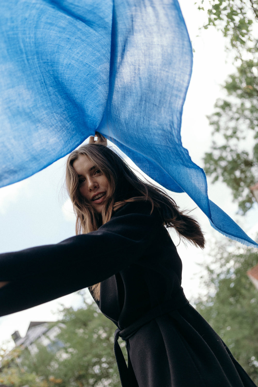 Lifestyle-Aufnahme des Pashmina Schals „The Breeze – Ocean Azure“ in strahlendem Azurblau; elegantes, leichtes Accessoire von Mārīci