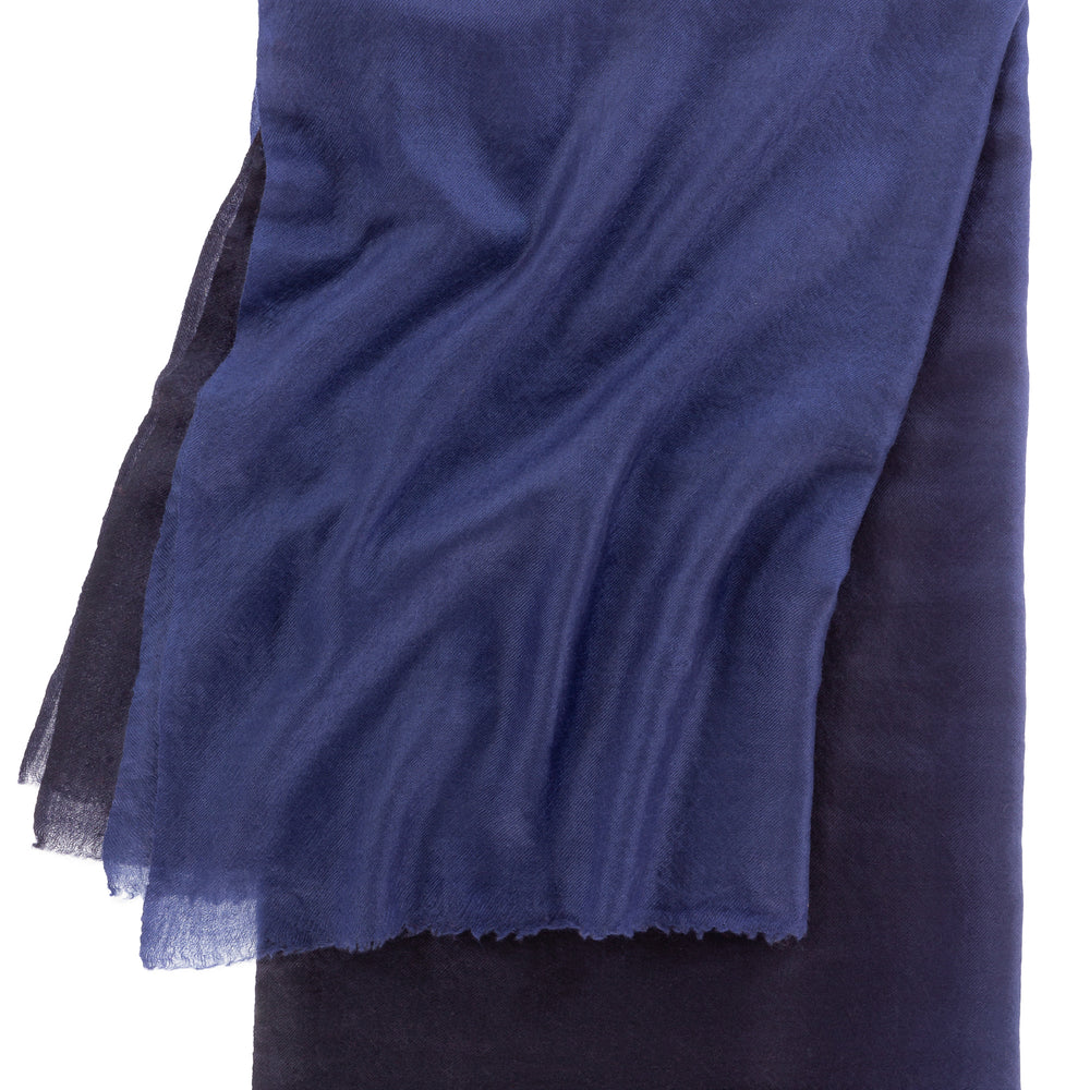 
                      
                        Pashmina Schal „The Breeze – Ombré Indigo“ flach ausgelegt mit sanftem Ombré-Verlauf in Blau- und Schwarztönen; leichter Kaschmir
                      
                    