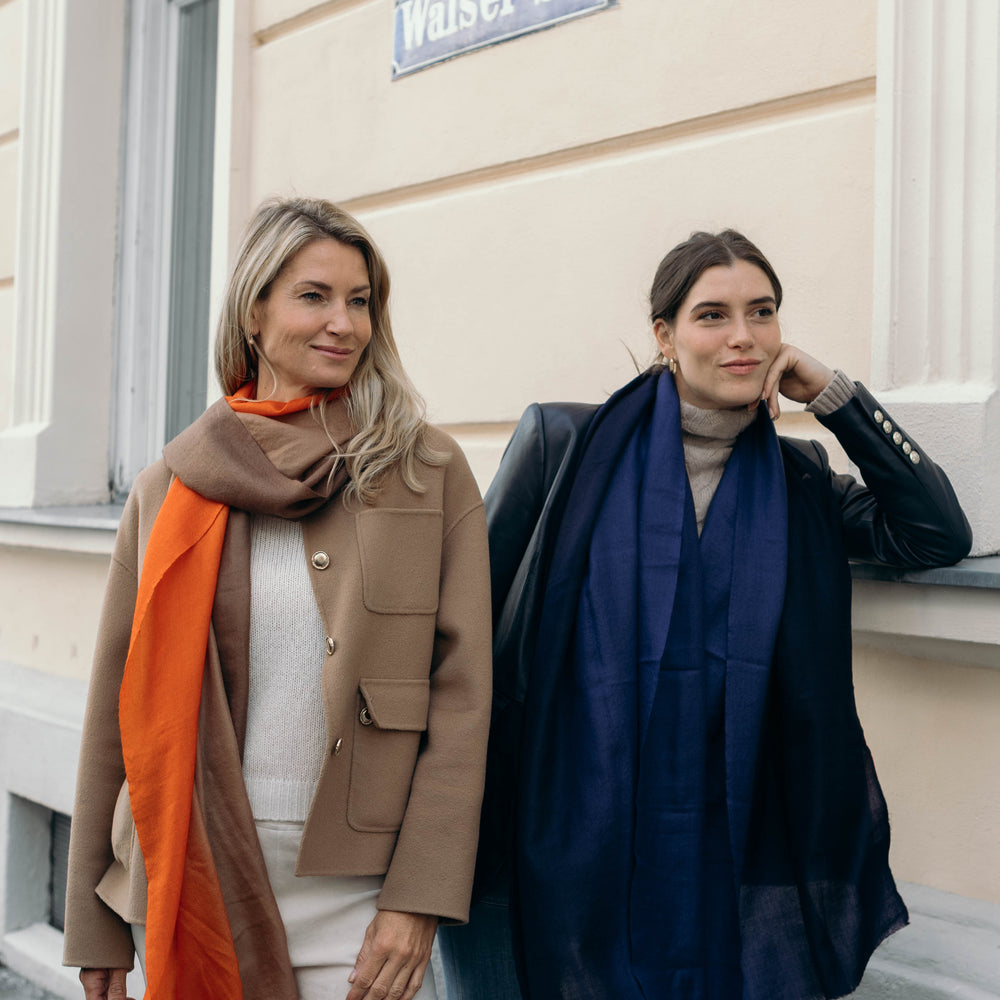 
                      
                        Lifestyle-Aufnahme des Pashmina Schals „The Breeze – Ombré Indigo“ mit dunklem Ombré-Farbverlauf; elegantes, luftiges Kaschmirstück von Mārīci.
                      
                    