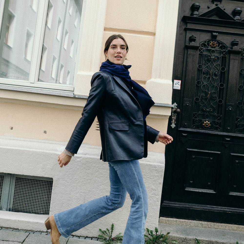 
                      
                        Lifestyle-Aufnahme des Pashmina Schals „The Breeze – Ombré Indigo“ mit dunklem Ombré-Farbverlauf; elegantes, luftiges Kaschmirstück von Mārīci.
                      
                    