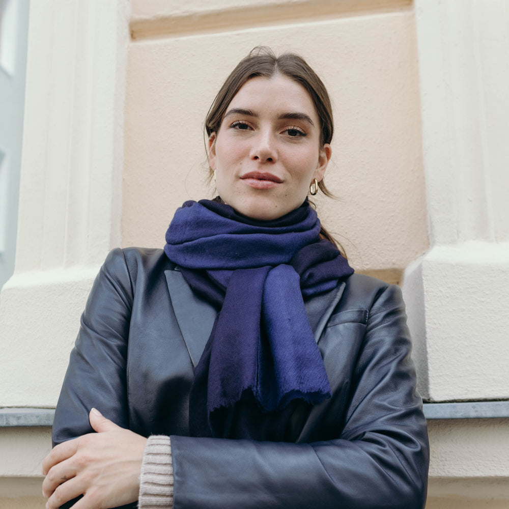 Model trägt den Kaschmir Pashmina Schal „The Breeze – Ombré Indigo“ mit elegantem Nachtblau-Schwarz-Verlauf; leicht, weich und handgefertigt.