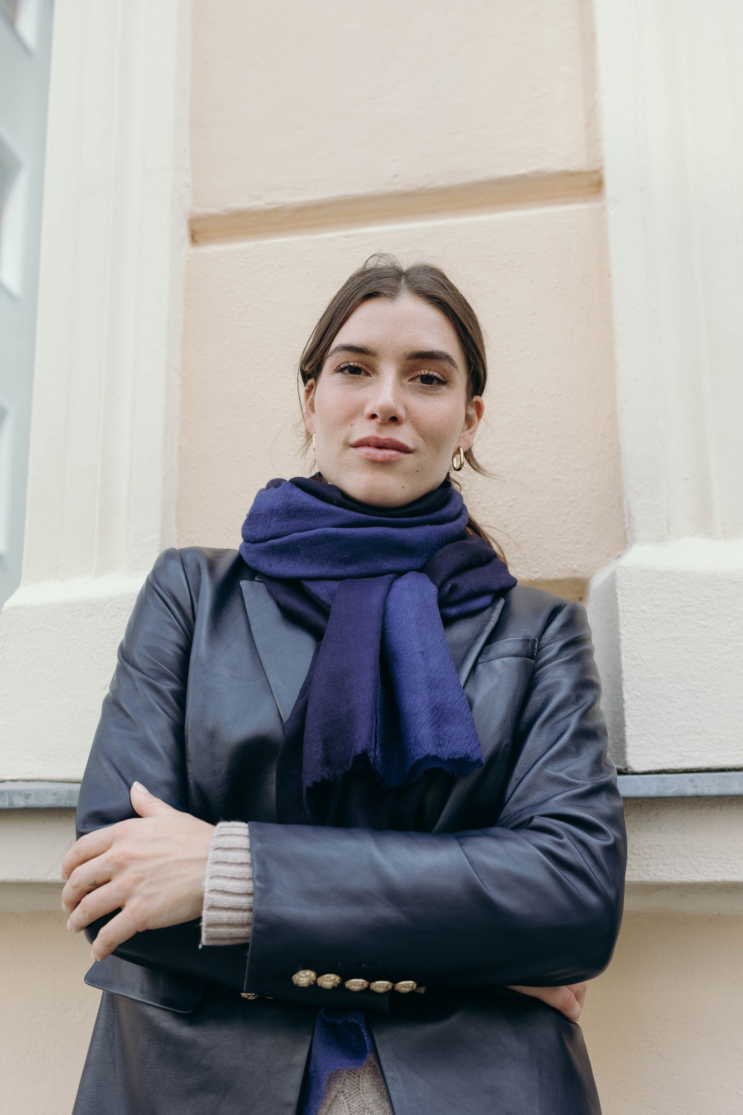 Model trägt den Kaschmir Pashmina Schal „The Breeze – Ombré Indigo“ mit elegantem Nachtblau-Schwarz-Verlauf; leicht, weich und handgefertigt.