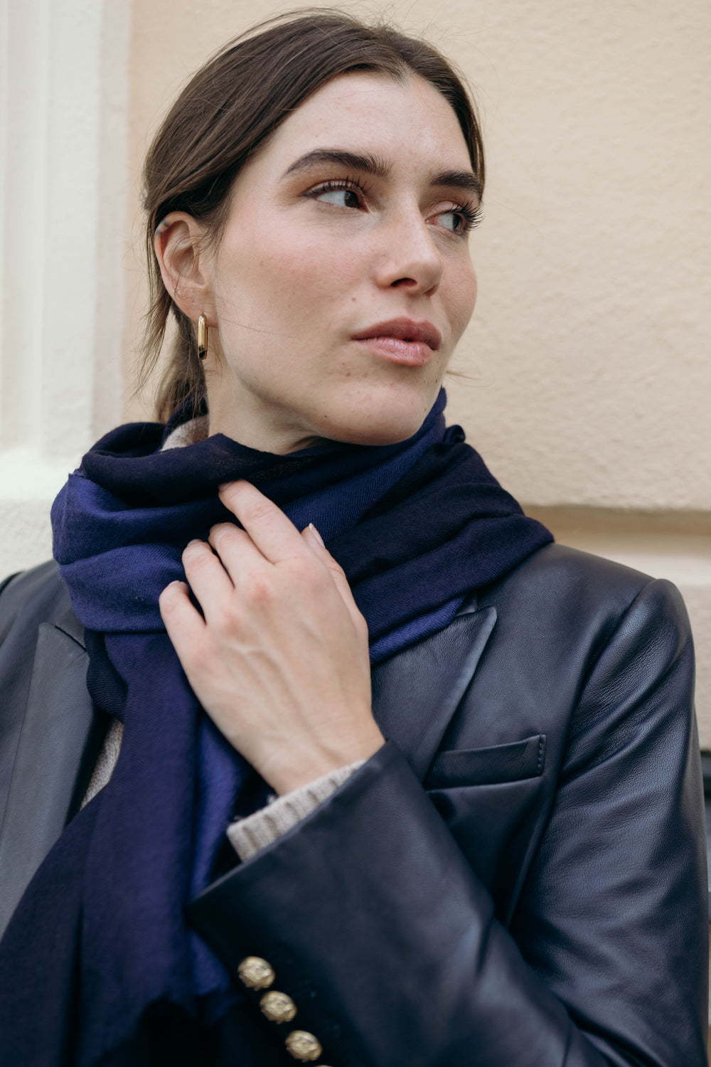 Model trägt den Kaschmir Pashmina Schal „The Breeze – Ombré Indigo“ mit elegantem Nachtblau-Schwarz-Verlauf; leicht, weich und handgefertigt