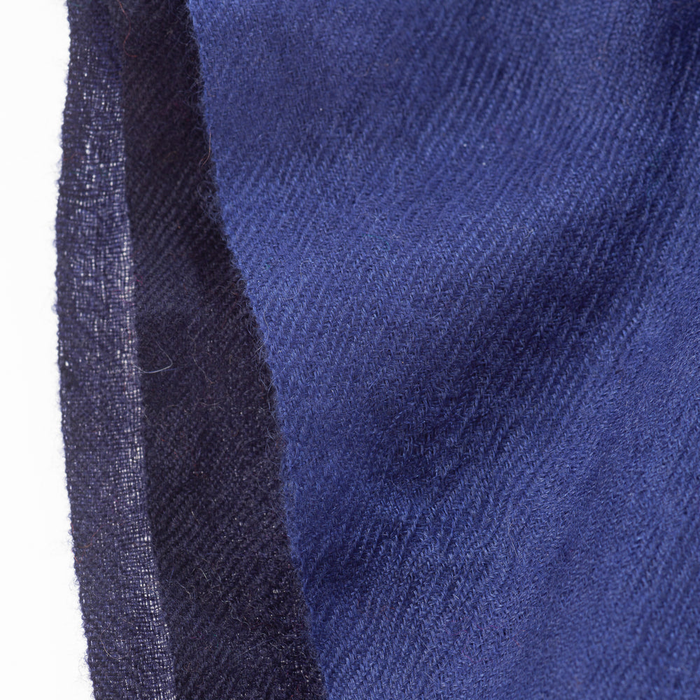 
                      
                        Detail des Farbverlaufs von Nachtblau über Dunkelblau zu Schwarz beim Pashmina Schal „The Breeze – Ombré Indigo“; feine Gewebestruktur.
                      
                    