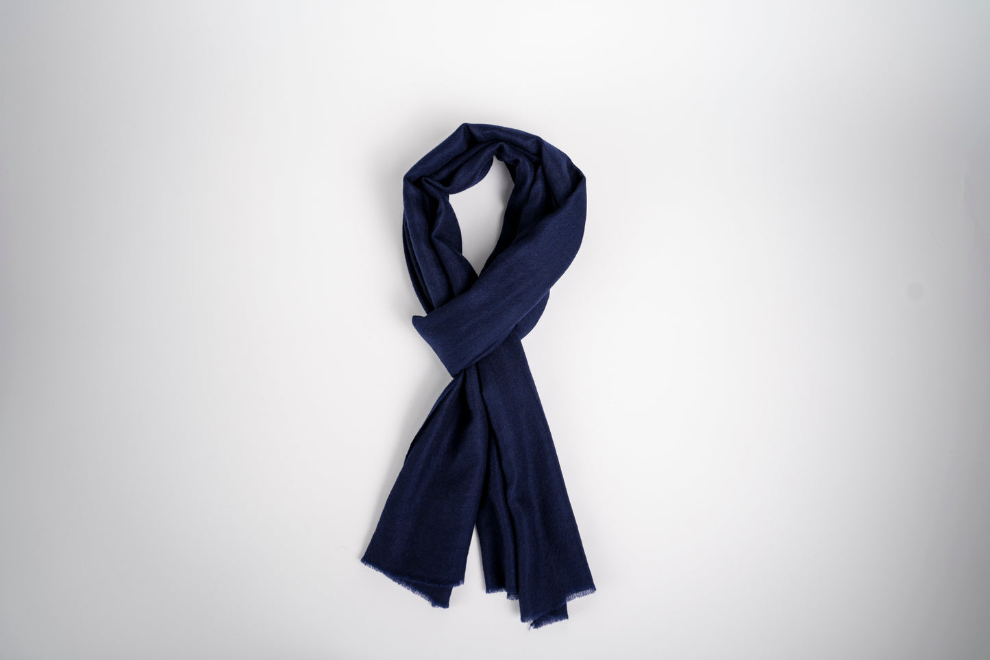 Kaschmir Pashmina Schal „The Breeze – Preppy Navy“ in klassischem Navyblau; ultraleicht, weich und handgefertigt von Mārīci.