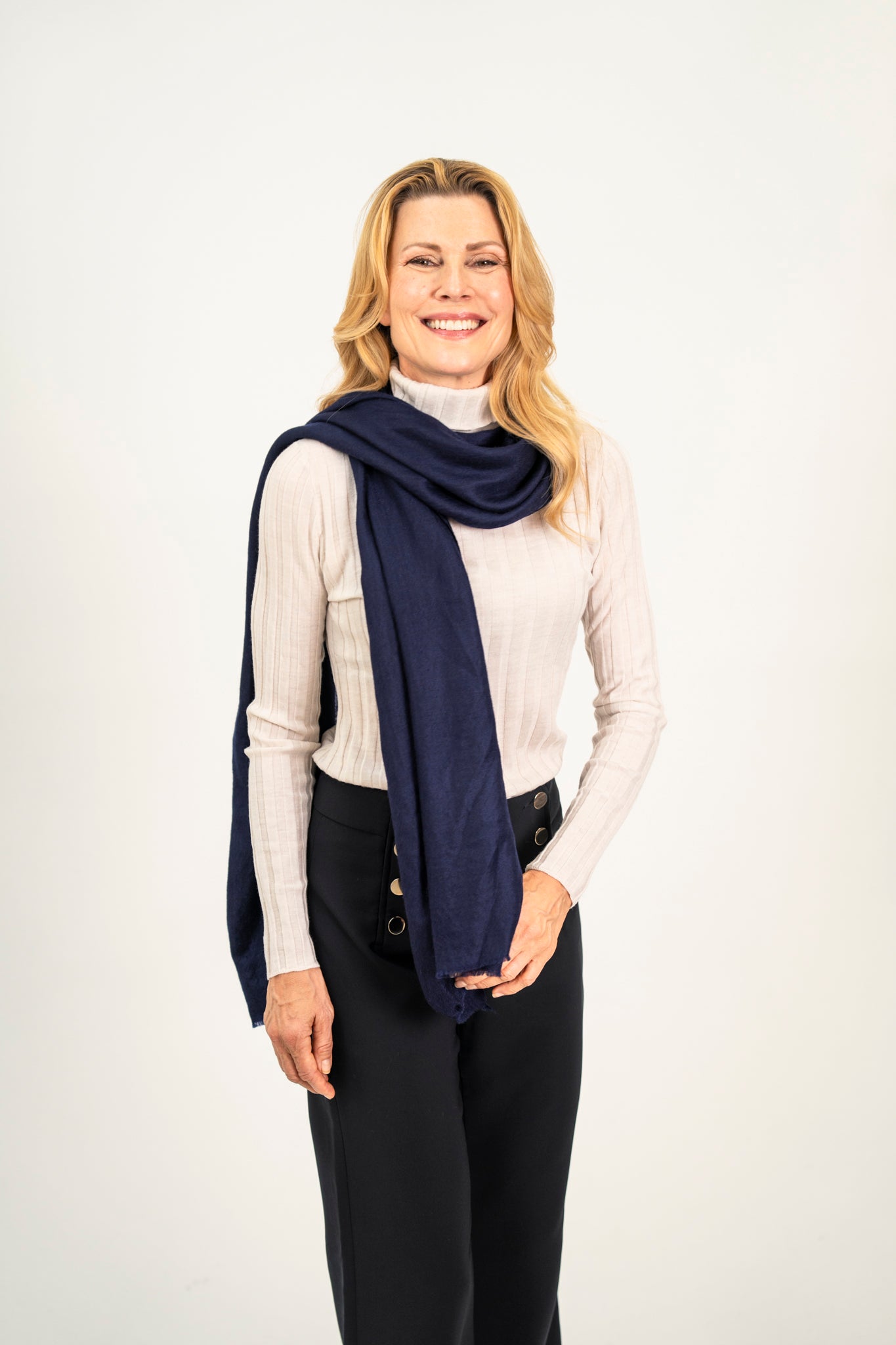 Model trägt den Kaschmir Pashmina Schal „The Breeze – Preppy Navy“ in zeitlosem Navyblau; leicht, fließend und elegant.