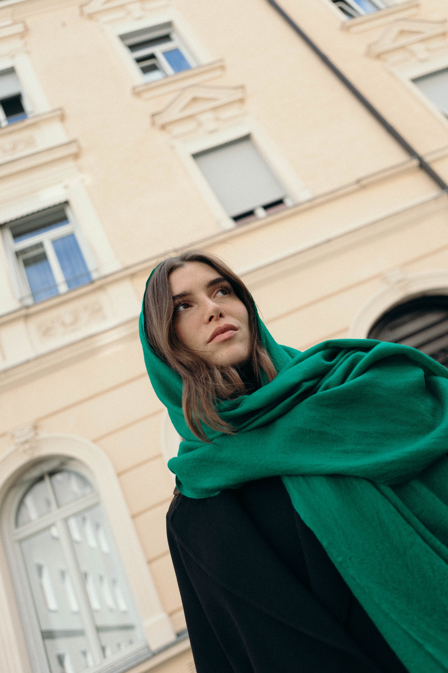 Model trägt den Pashmina Kaschmir Schal „The Breeze – Timeless Emerald“ in edlem Smaragdgrün; leicht, fließend und elegant